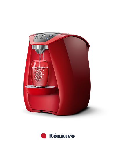 Κόκκινη καφετιέρα με γυάλινο φλιτζάνι νερού.